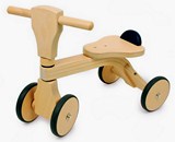 Le tricycle en bois naturel